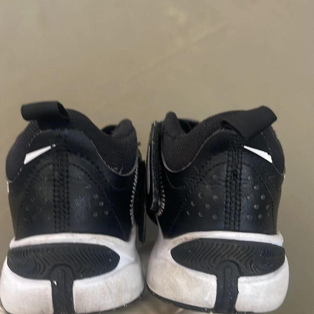 Nike Kids Black/White  size 13.5C  w Velcro Sneakers